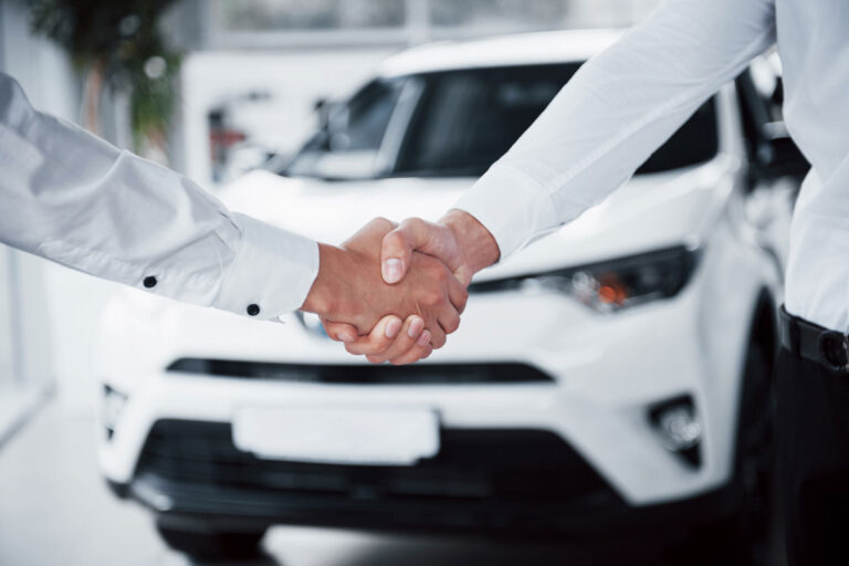 Compararea achiziționării unei mașini rulate de la dealer autorizat vs persoană fizică