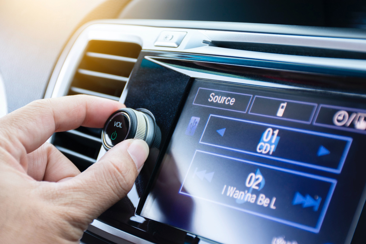Verificare sistem audio mașină second-hand